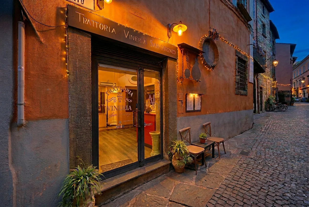 L'ingresso della Vineria illuminato di sera