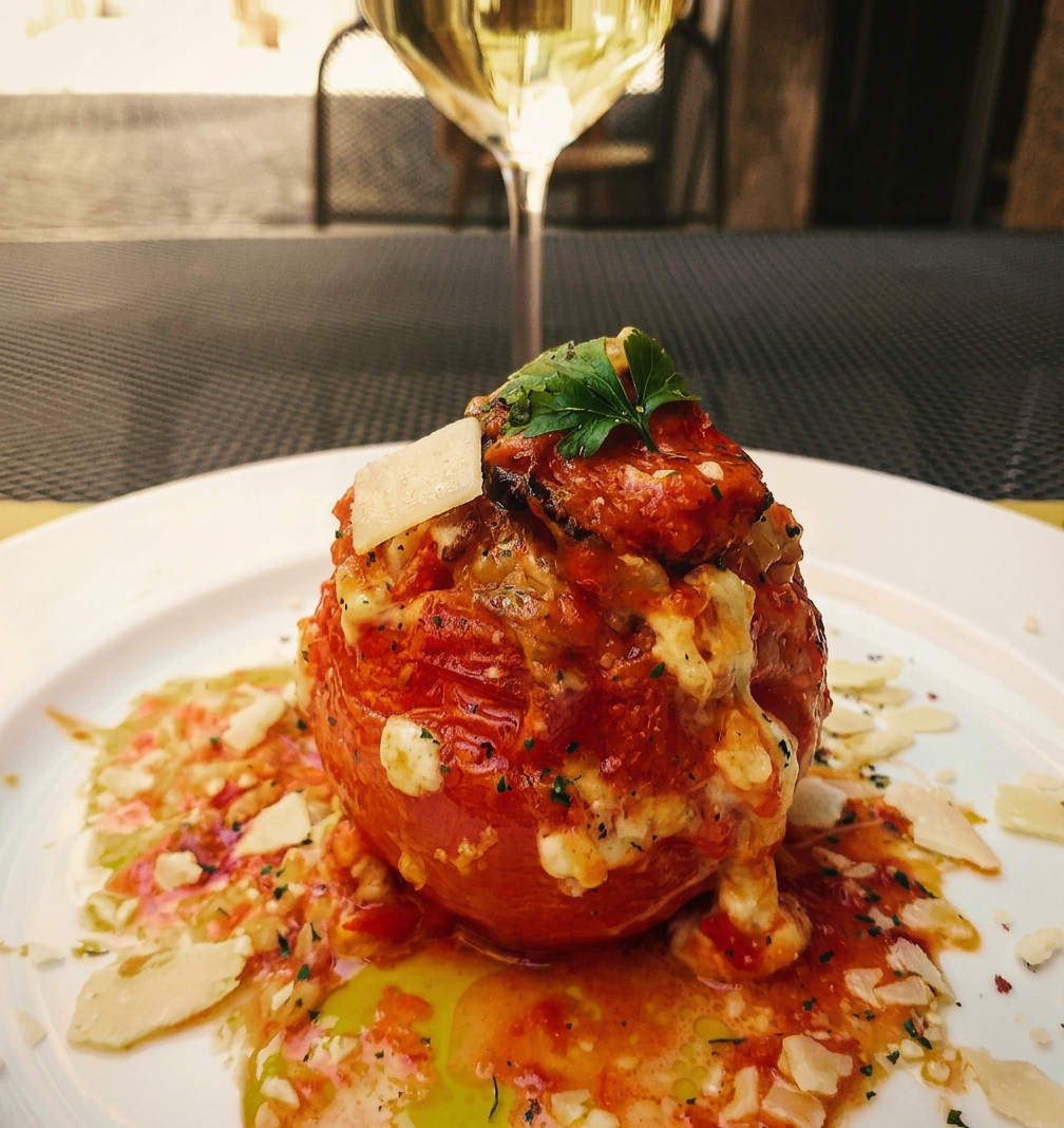 Pomodoro ripieno gratinato con scaglie di pecorino